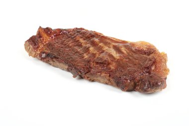 Beyaz arka plan üzerinde izole lezzetli kızarmış eti biftek