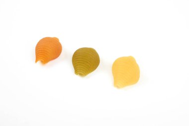 üç renk conchiglie izole üzerinde beyaz arka plan yapıştırın