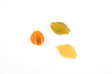 Beyaz arka plan üzerinde izole farklı renkteki Conchiglie Yapıştır