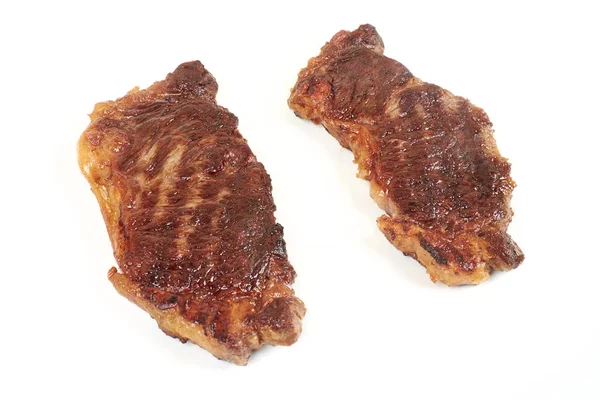 Beyaz arka plan üzerinde izole lezzetli kızarmış eti biftek — Stok fotoğraf