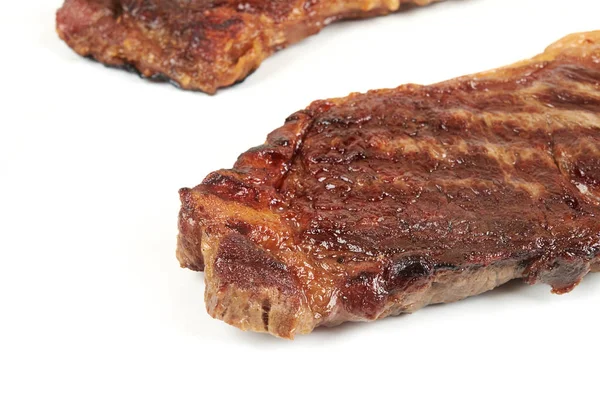 Délicieux steak de viande frite isolé sur fond blanc — Photo