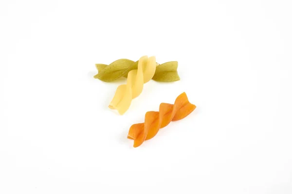 Raw barevné italské fusilli těstoviny izolované na bílém — Stock fotografie
