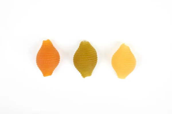 Conchiglie vložení různých barev izolovaných na bílém pozadí — Stock fotografie