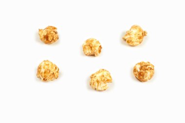 Beyaz arka plan üzerinde kaç adet karamelli patlamış mısır.