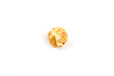 Beyaz arkaplanda karamel patlamış mısır.