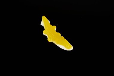 jöle şekerler siyah bir zemin üzerine timsah şeklinde.