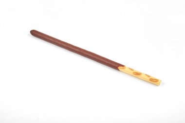 Beyaz arka plan üzerinde çikolata kaplama bisküvi sopa.