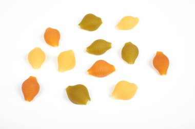 Kabuk makarna beyaz arka planda, üstten görünüm.