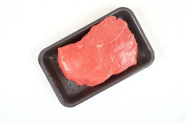 Большое красное мясо в упаковке, на белом фоне — стоковое фото