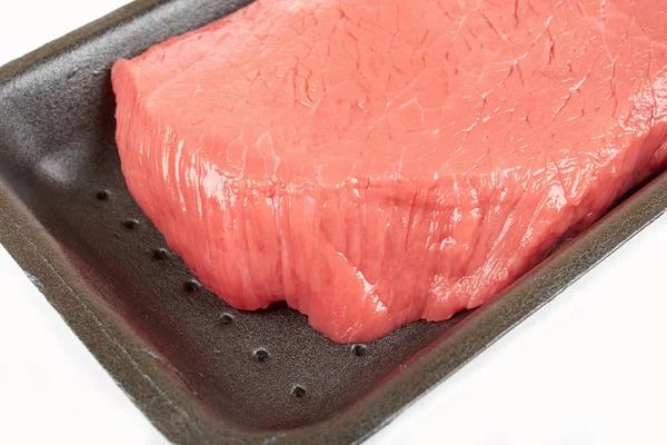 Большое красное мясо в упаковке, на белом фоне — стоковое фото