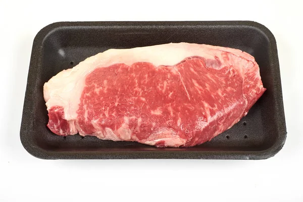 플라스틱 포장 트레이에 원시 등심 쇠고기 스테이크. — 스톡 사진