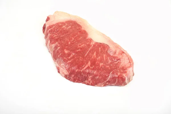 Bife de lombo de carne crua isolado sobre fundo branco — Fotografia de Stock