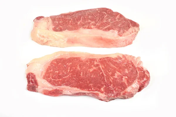 Bife de lombo de carne crua isolado sobre fundo branco — Fotografia de Stock