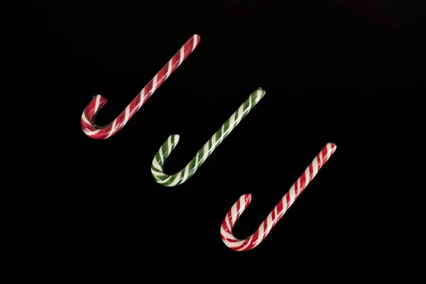 Traditionelle Weihnachtsbonbons auf schwarzem Hintergrund, Foto im Atelier. — Stockfoto