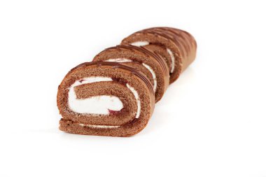 Beyaz arka plan üzerinde izole kek Çikolata bisküvi rulo.