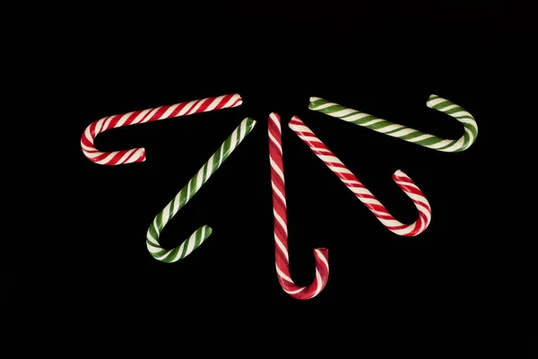 Traditionelle Weihnachtsbonbons auf schwarzem Hintergrund, Foto im Atelier. — Stockfoto