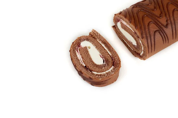 Schokolade Keksrolle Kuchen isoliert auf weißem Hintergrund. — Stockfoto