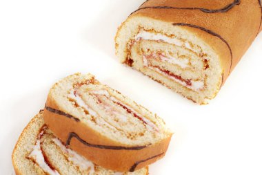 Bisküvi rulo beyaz bir arka plan üzerinde parçalar halinde kesilmiş.