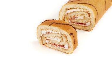 Bisküvi rulo beyaz bir arka plan üzerinde parçalar halinde kesilmiş.