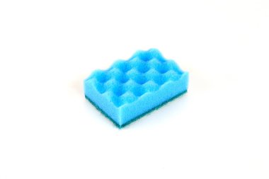 Beyaz arka plan üzerinde izole bulaşık için sünger.