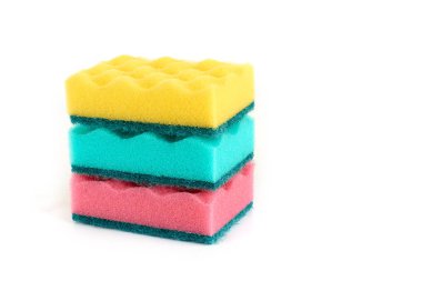 Grup beyaz zemin üzerine izole mutfak süngerler.