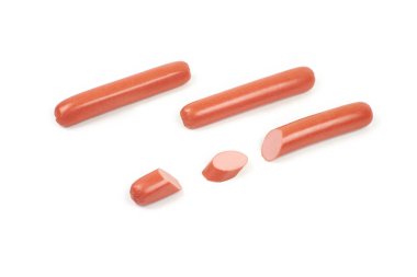 Dilimler, beyaz arka plan üzerinde izole ve taze sosis haşlama