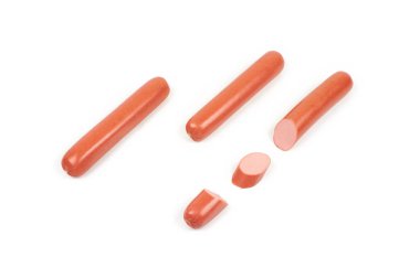 Dilimler, beyaz arka plan üzerinde izole ve taze sosis haşlama