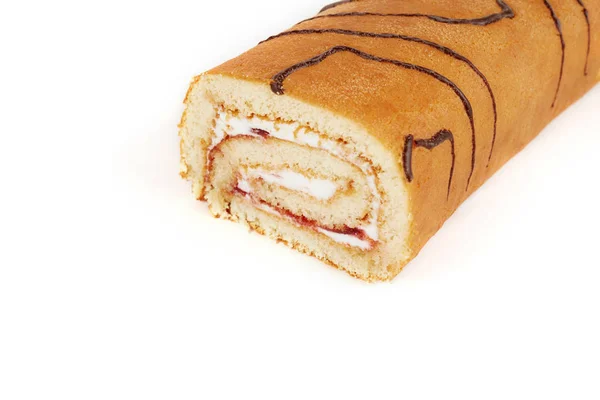 Biscuit Swiss roll geïsoleerd op witte achtergrond. — Stockfoto