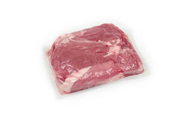 Frisches Schweinefleisch vakuumverpackt, isoliert auf weißem Hintergrund — Stockfoto