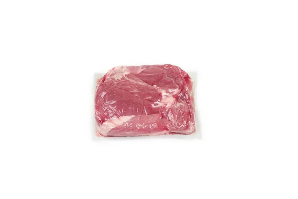 Frisches Schweinefleisch vakuumverpackt, isoliert auf weißem Hintergrund — Stockfoto