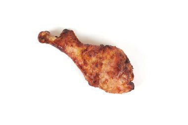 Beyaz arka plan üzerinde izole kızarmış tavuk budu.