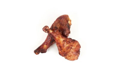 Beyaz arka plan üzerinde izole kızarmış tavuk budu.