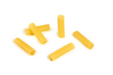 Beyaz arka plan üzerinde izole İtalyan Makarna Makarna tüpler.