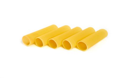 Beyaz arka plan üzerinde izole İtalyan Makarna Makarna tüpler