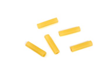 Beyaz arka plan üzerinde izole İtalyan Makarna Makarna tüpler.