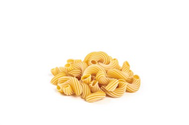 Beyaz arkaplanda çizgili makarna cavatappi.