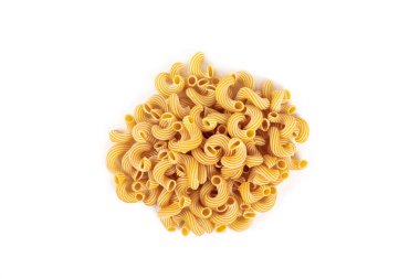 Beyaz arkaplanda çizgili makarna cavatappi.