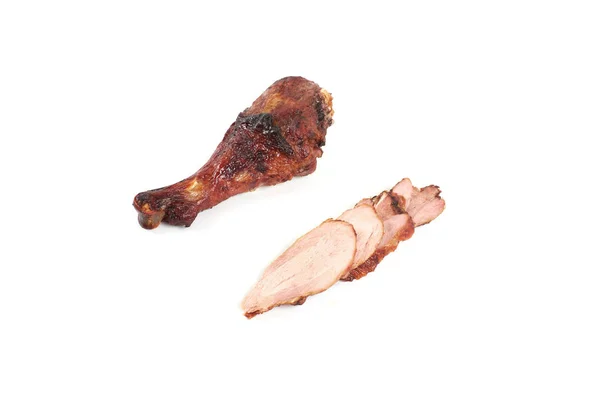 Ayam panggang dan irisan daging ayam diisolasi dengan latar belakang putih . — Stok Foto