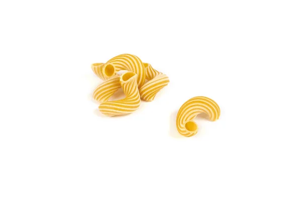 Pasta cavatappi mit Streifen isoliert auf weißem Hintergrund. — Stockfoto