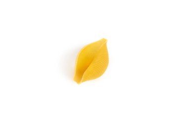 conchiglioni makarna kabukları, beyaz bir arka plan üzerinde izole.