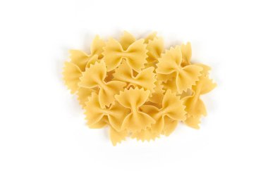 Beyaz arka plan üzerinde izole bir Farfalle makarna