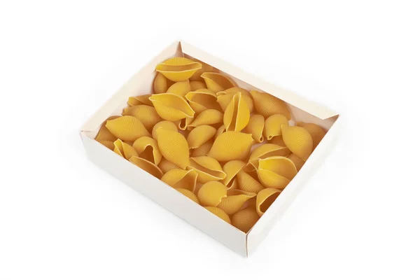 Conchiglioni não cozido massas conchas na caixa, isolado em um fundo branco . — Fotografia de Stock
