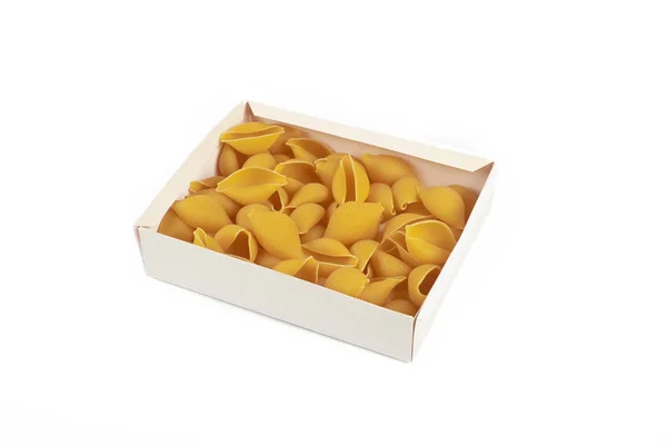 Conchiglioni não cozido massas conchas na caixa, isolado em um fundo branco . — Fotografia de Stock