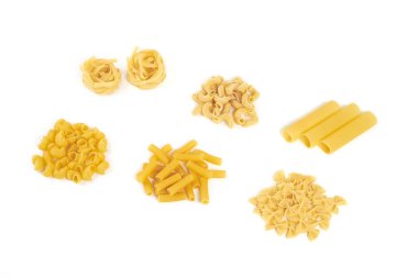 Beyaz arkaplanda izole edilmiş İtalyan makarna parçası koleksiyonu.