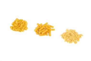 Beyaz arka plan üzerinde izole farklı makarna çeşitleri.