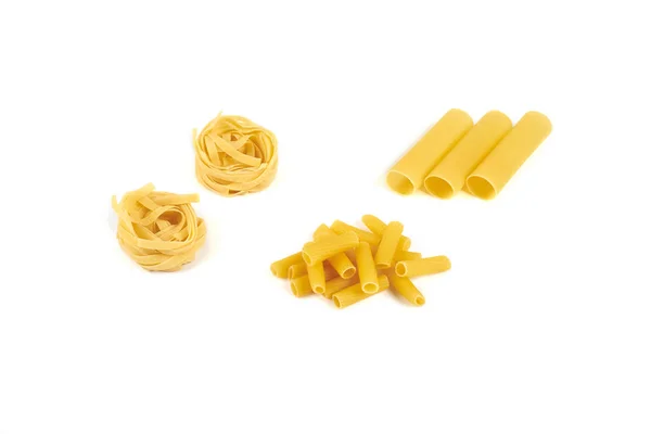 Diverse varietà di pasta isolate su fondo bianco . — Foto Stock