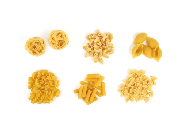 Sammlung italienischer Pasta-Portionen isoliert auf weißem Hintergrund. — Stockfoto