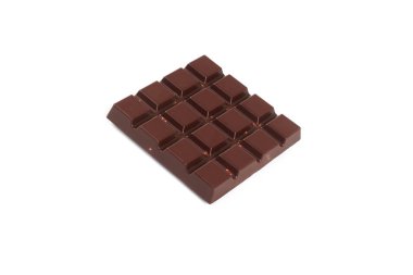 Beyaz bir arka plan üzerinde izole fındık ile koyu çikolata.