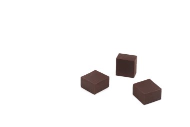 Beyaz arka plan üzerinde izole koyu çikolata şeker.