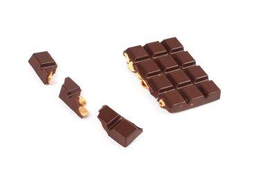 fındık ile koyu çikolata bar. Beyaz arka plan üzerinde izole fındıklı çikolata parçaları.